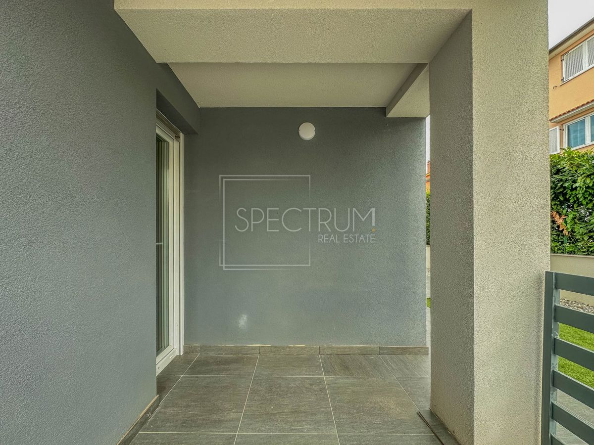 Novigrad, polsamostojna hiša z bazenom