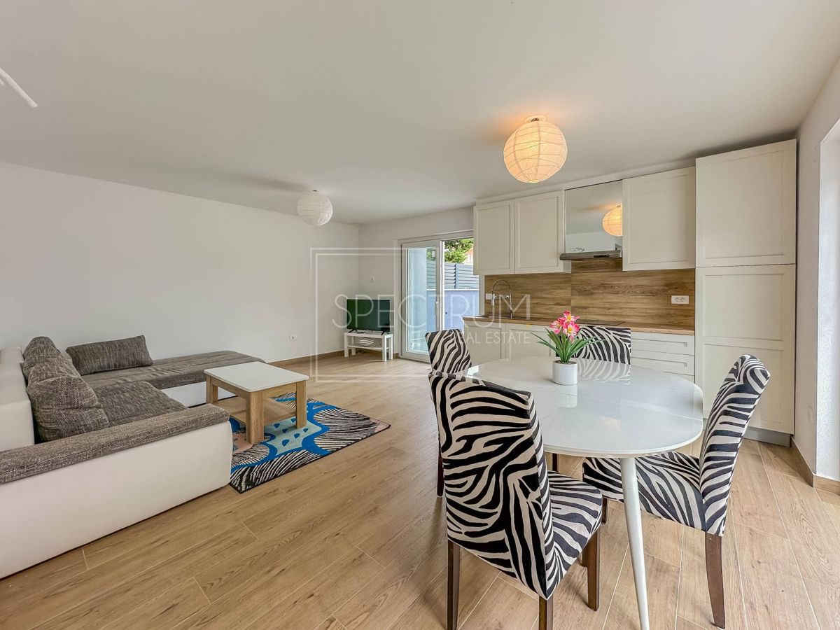 Novigrad, polsamostojna hiša z bazenom