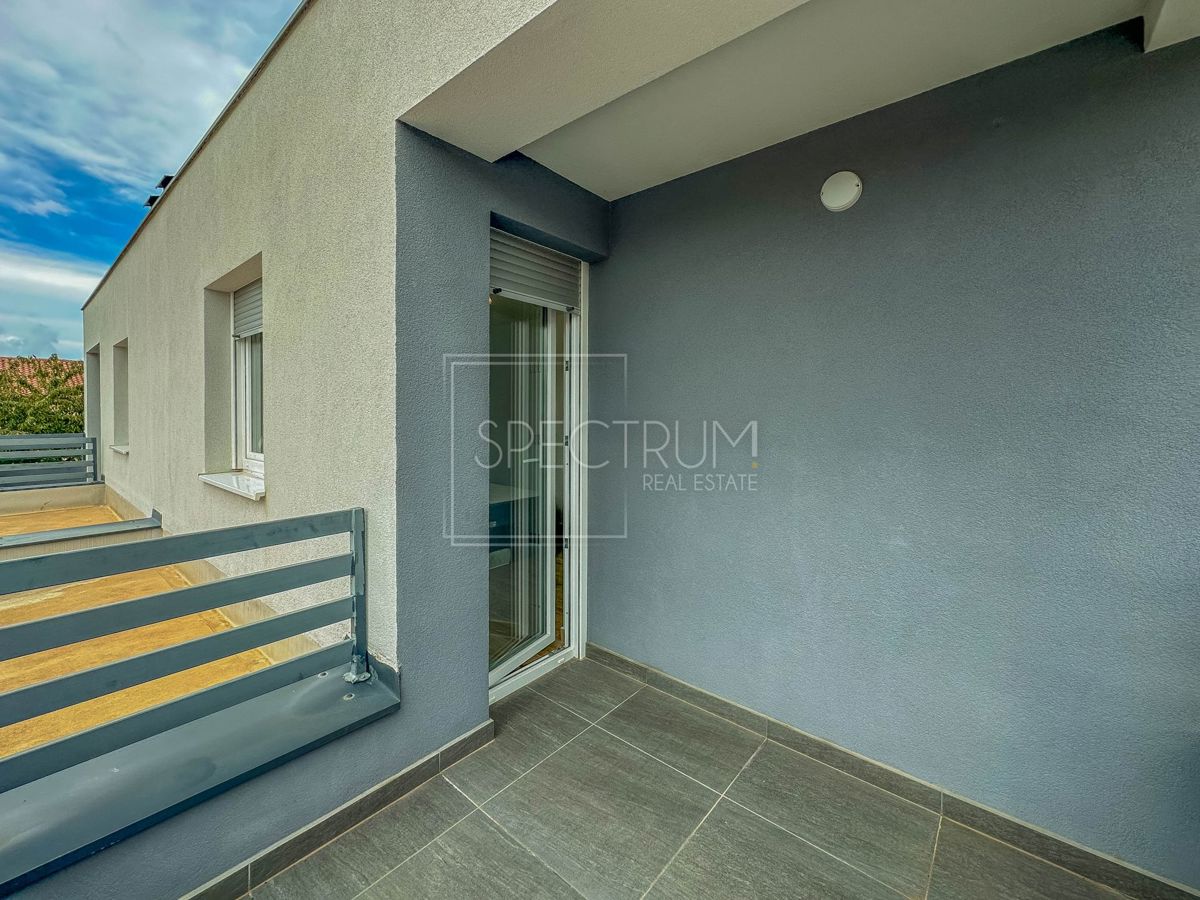 Novigrad, polsamostojna hiša z bazenom