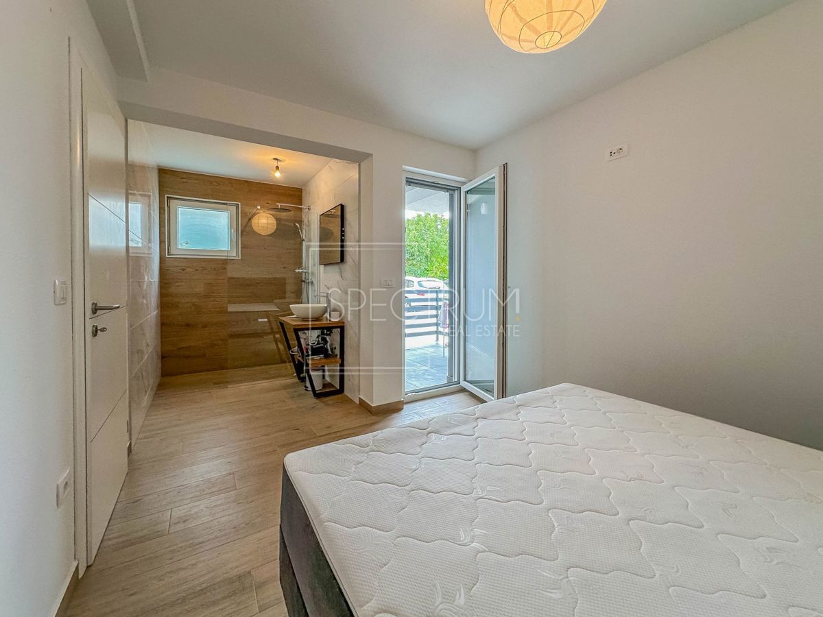 Novigrad, polsamostojna hiša z bazenom