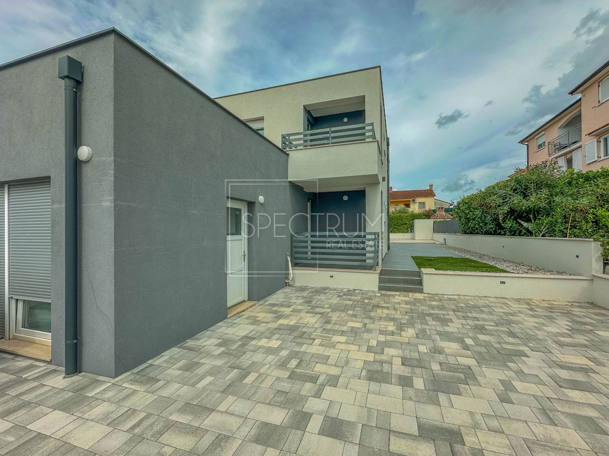 Novigrad, polsamostojna hiša z bazenom