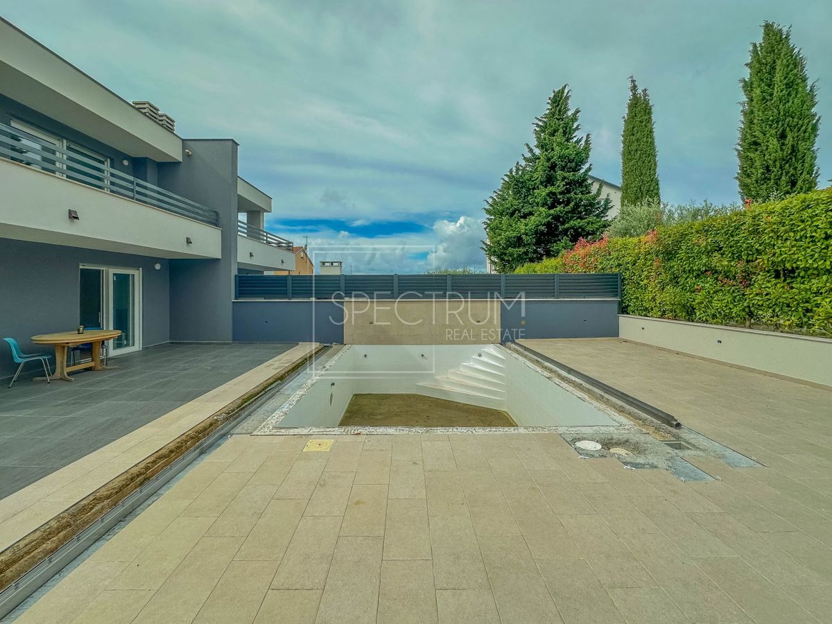 Novigrad, polsamostojna hiša z bazenom