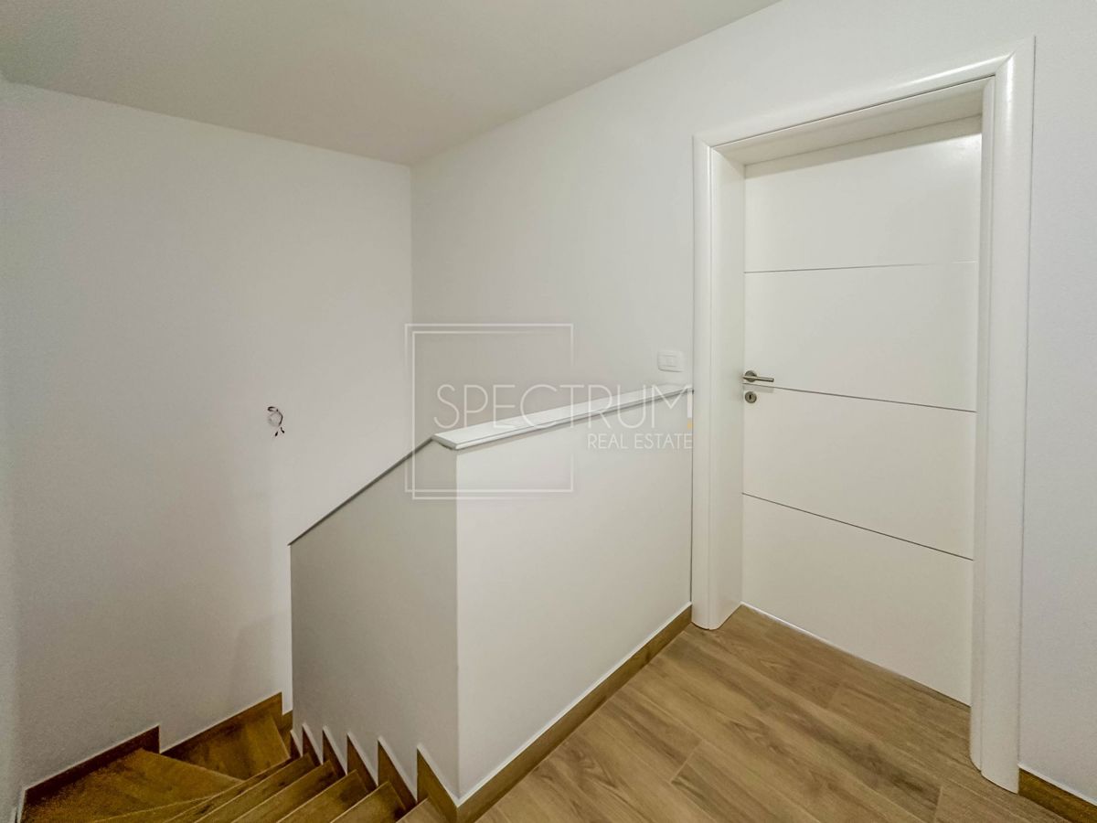 Novigrad, polsamostojna hiša z bazenom