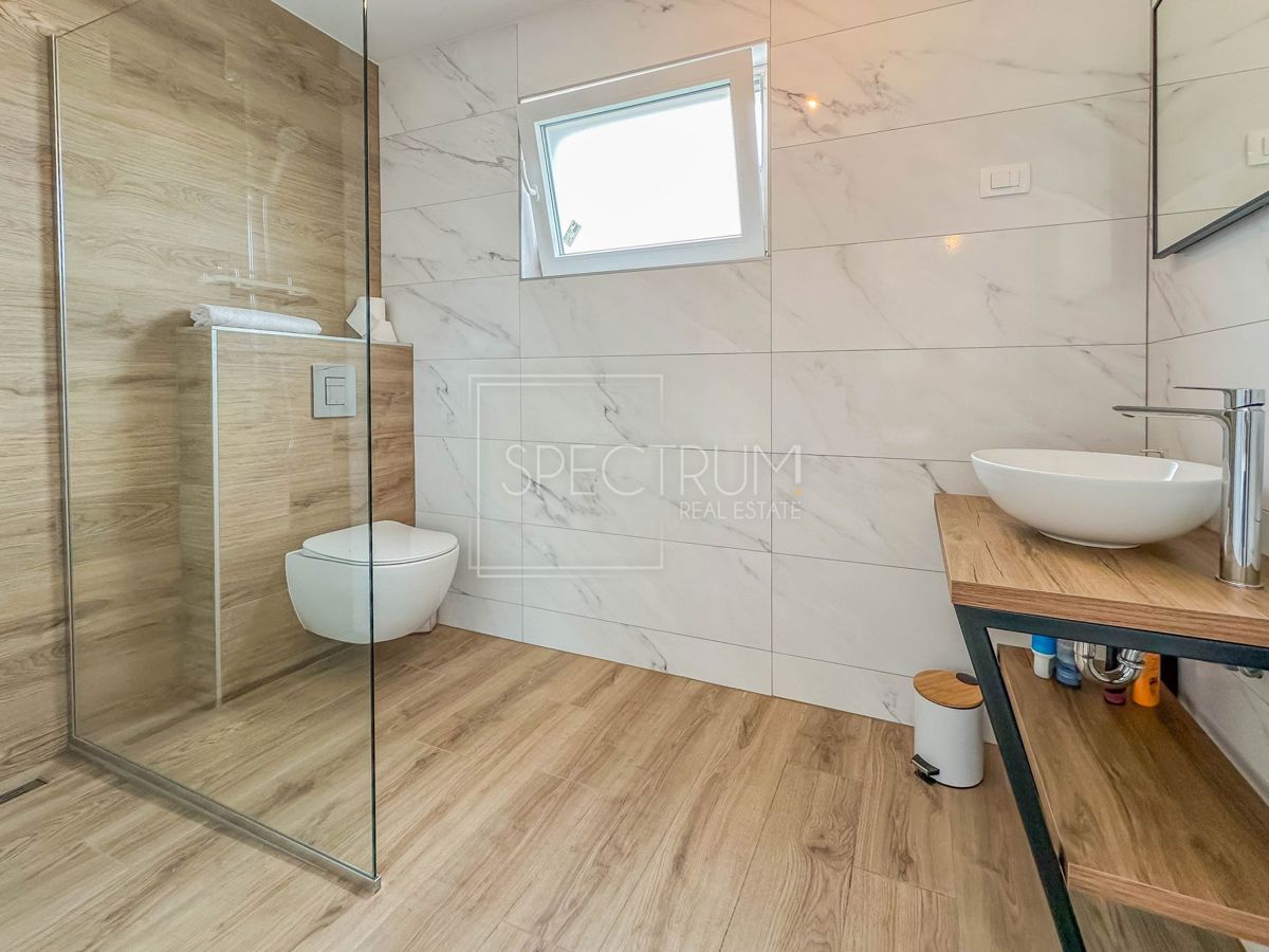 Novigrad, polsamostojna hiša z bazenom