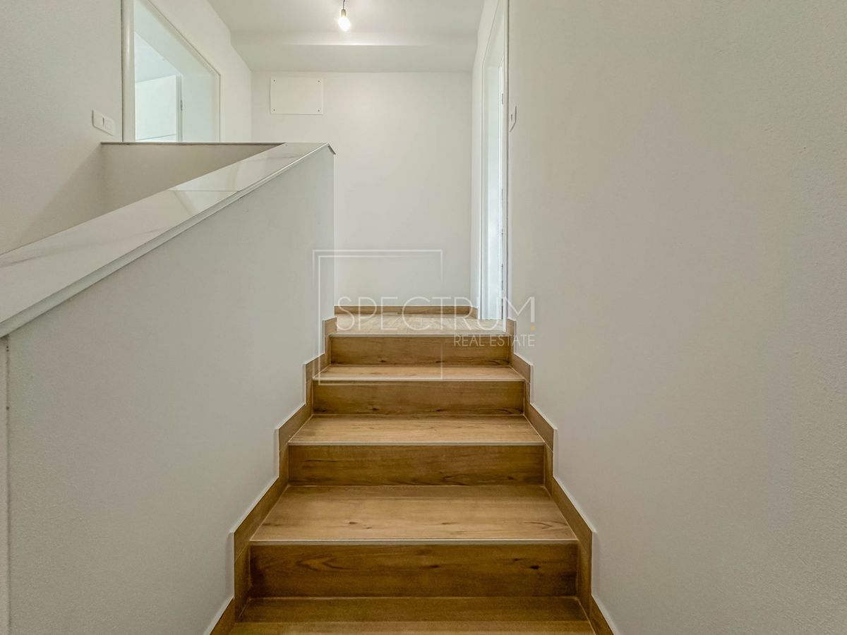 Novigrad, polsamostojna hiša z bazenom