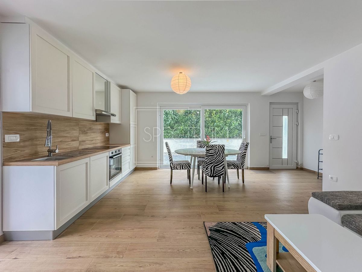 Novigrad, polsamostojna hiša z bazenom