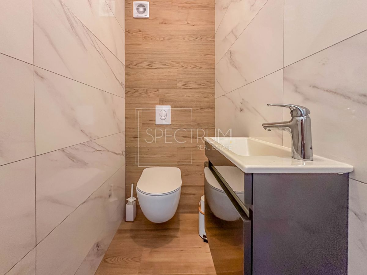 Novigrad, polsamostojna hiša z bazenom