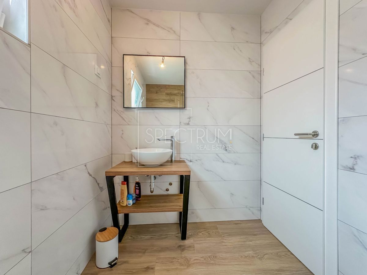 Novigrad, polsamostojna hiša z bazenom