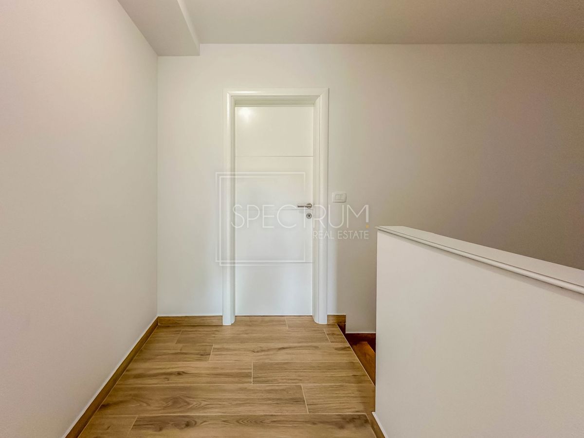 Novigrad, polsamostojna hiša z bazenom