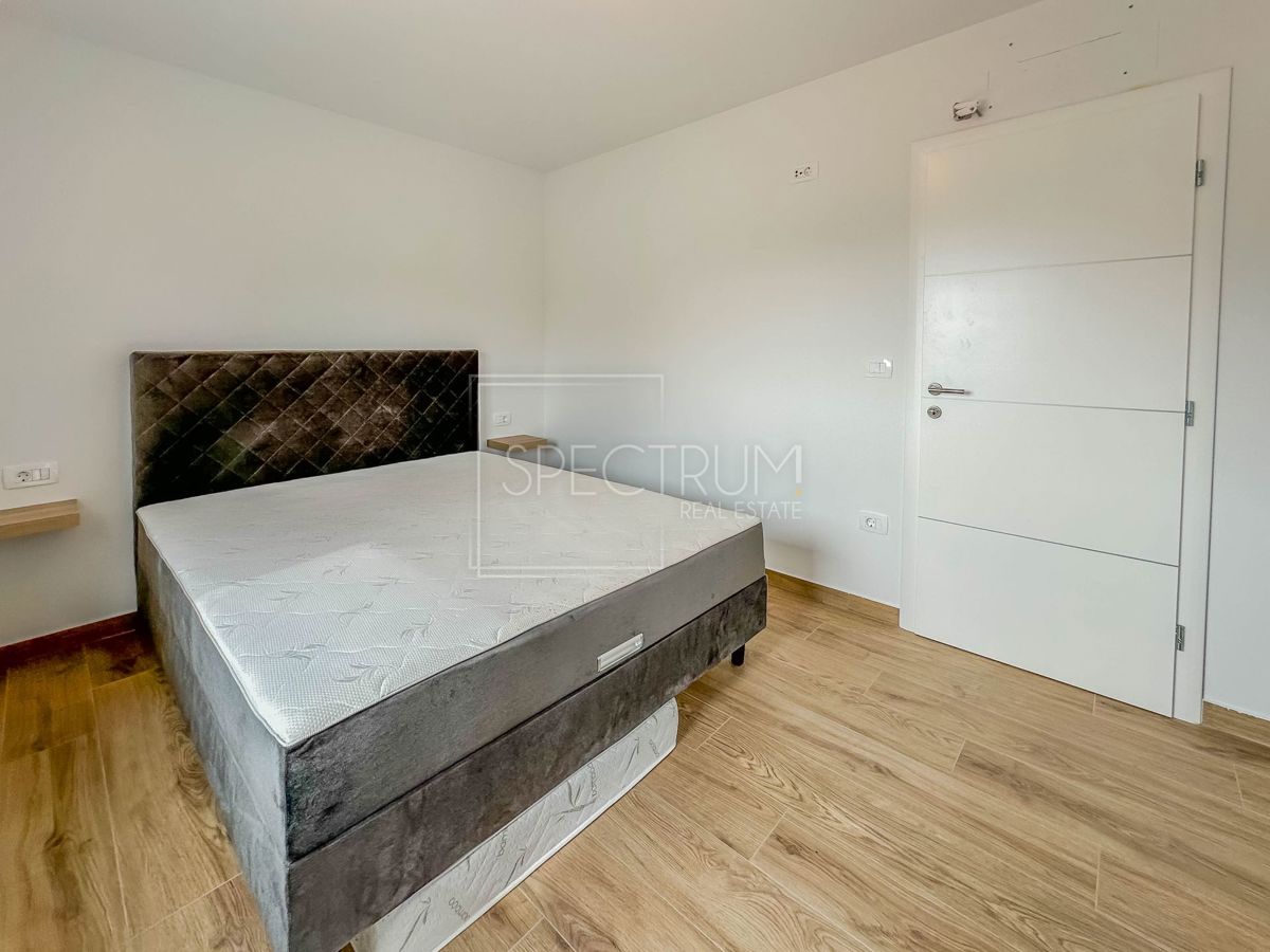 Novigrad, polsamostojna hiša z bazenom