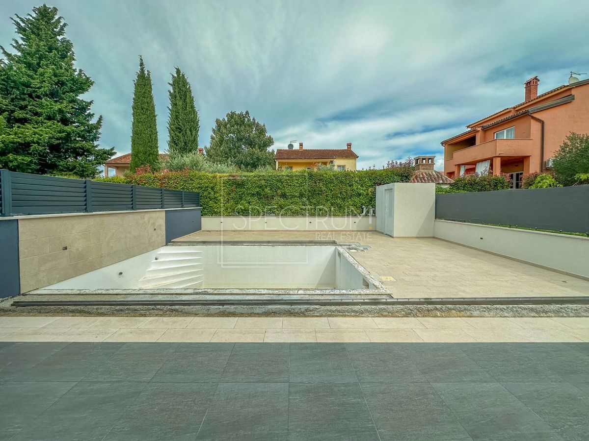 Novigrad, polsamostojna hiša z bazenom