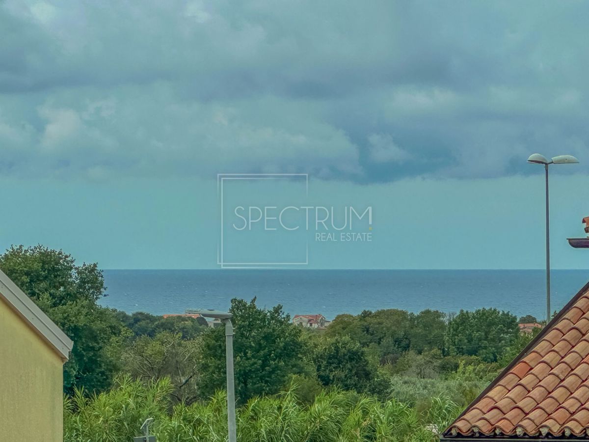 Novigrad, polsamostojna hiša z bazenom