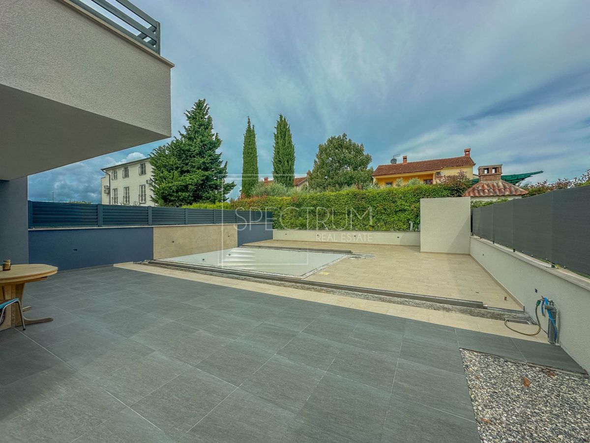 Novigrad, polsamostojna hiša z bazenom