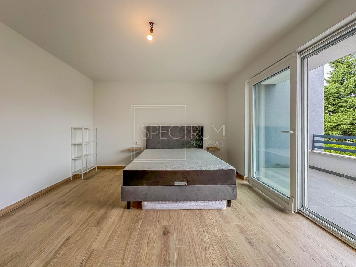 Novigrad, polsamostojna hiša z bazenom