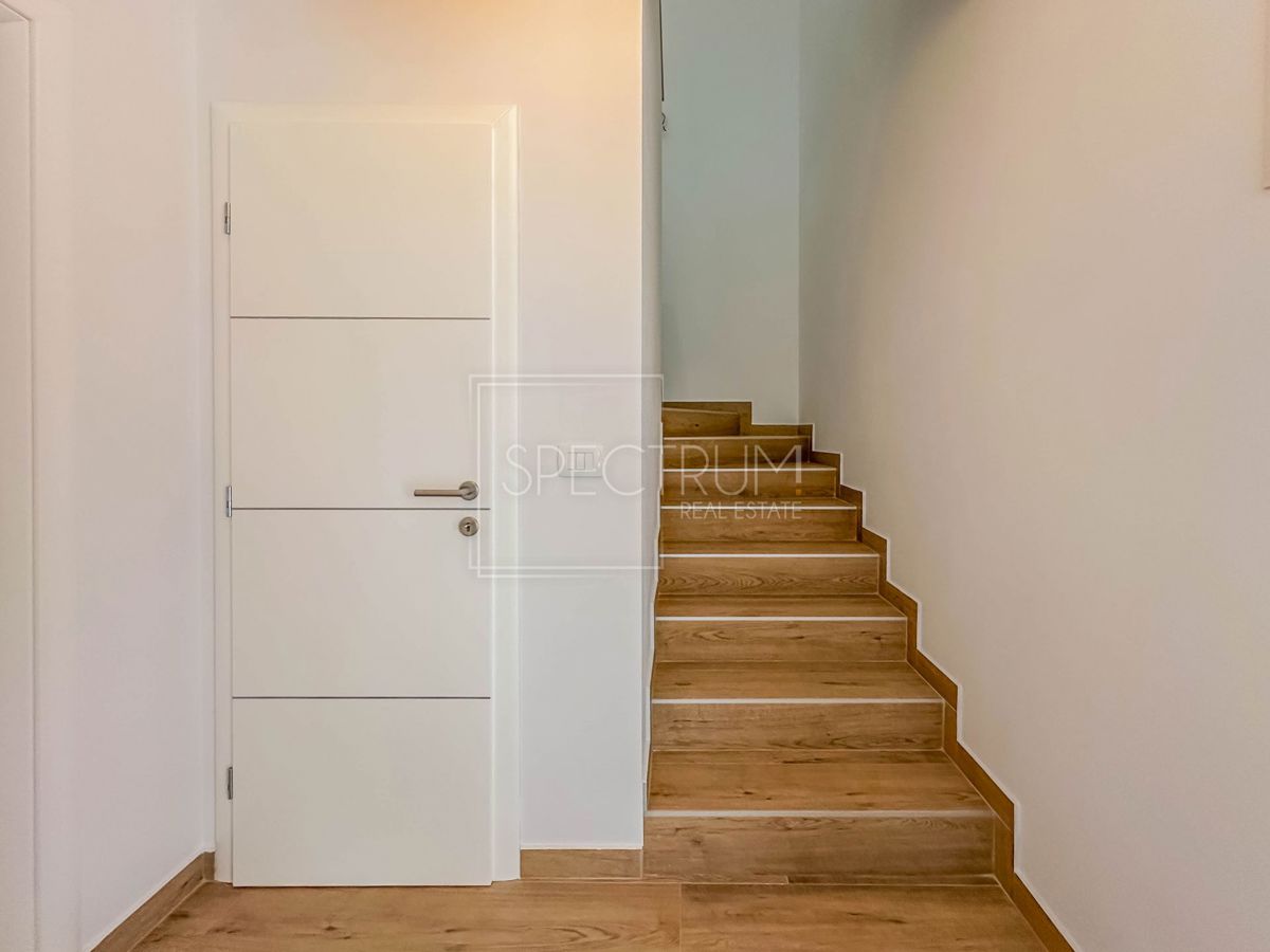 Novigrad, polsamostojna hiša z bazenom