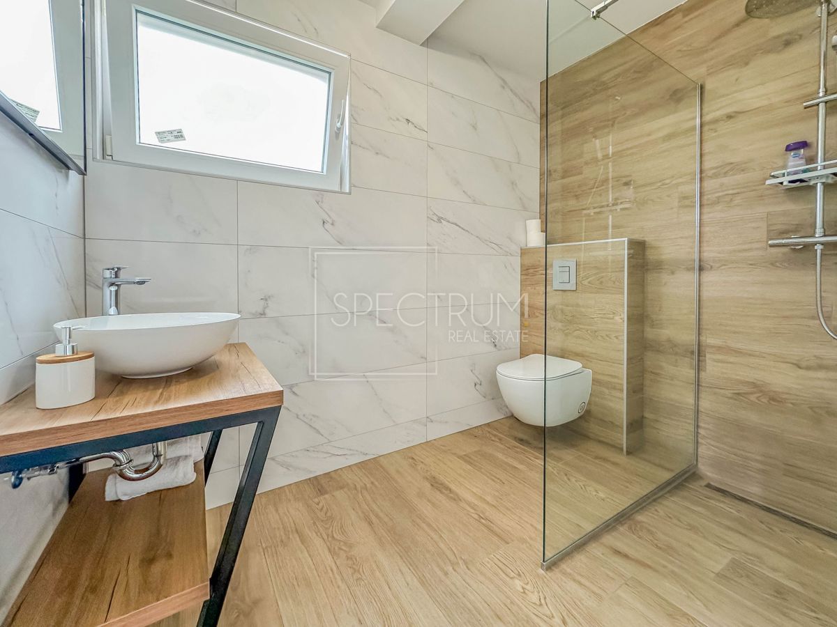 Novigrad, polsamostojna hiša z bazenom