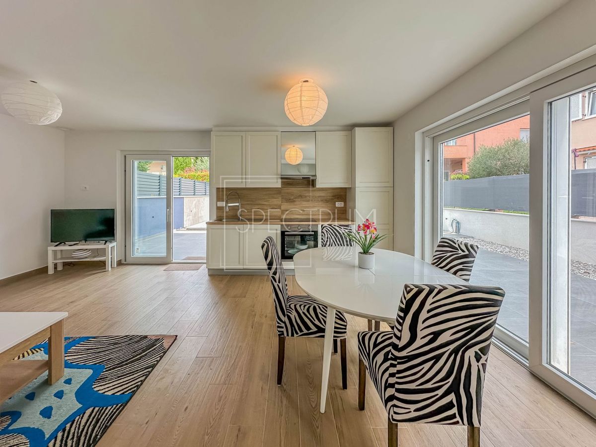 Novigrad, polsamostojna hiša z bazenom