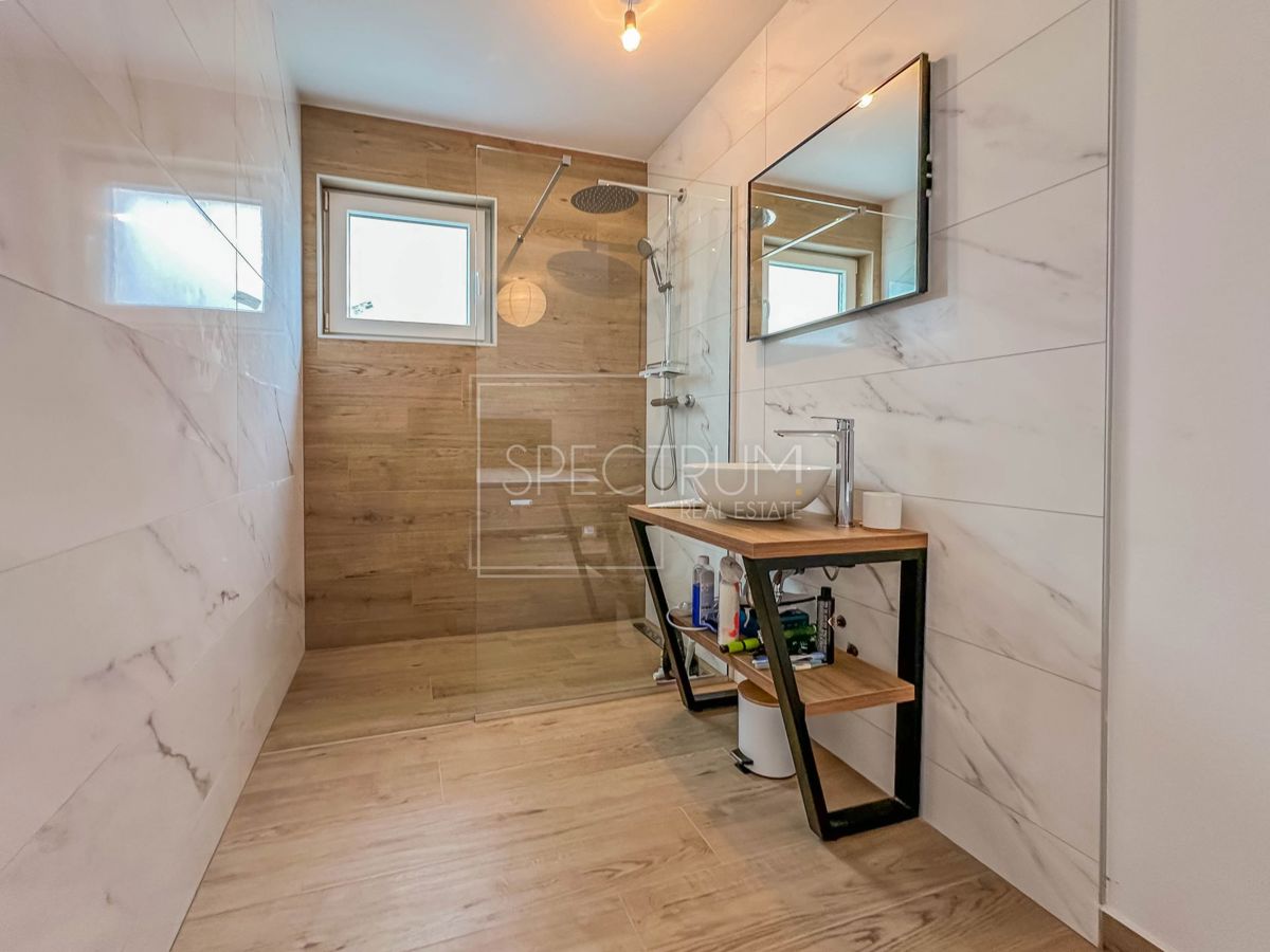 Novigrad, polsamostojna hiša z bazenom