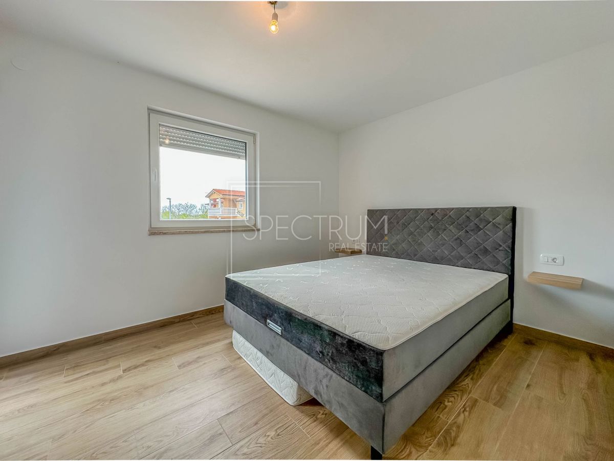 Novigrad, polsamostojna hiša z bazenom