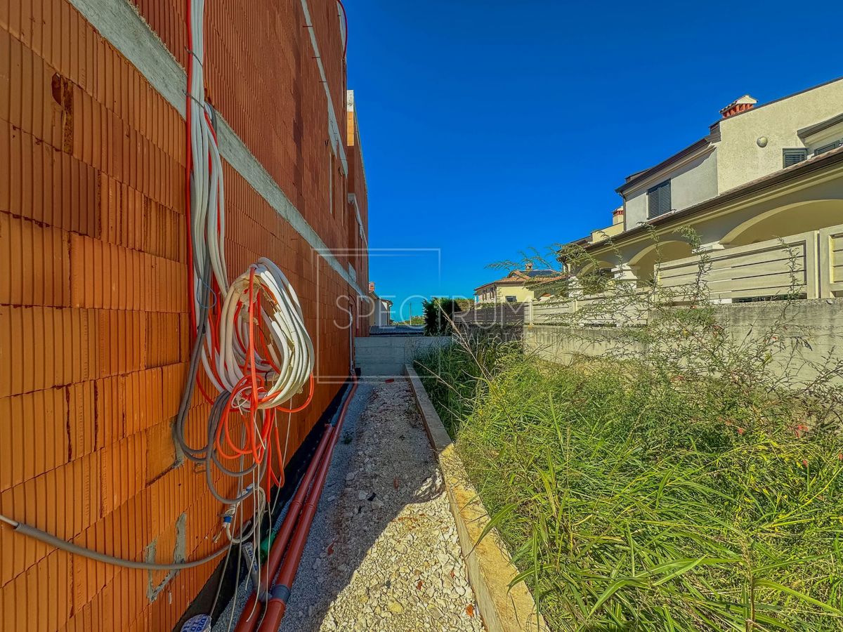 Poreč, novogradnja, stanovanje v pritličju z vrtom