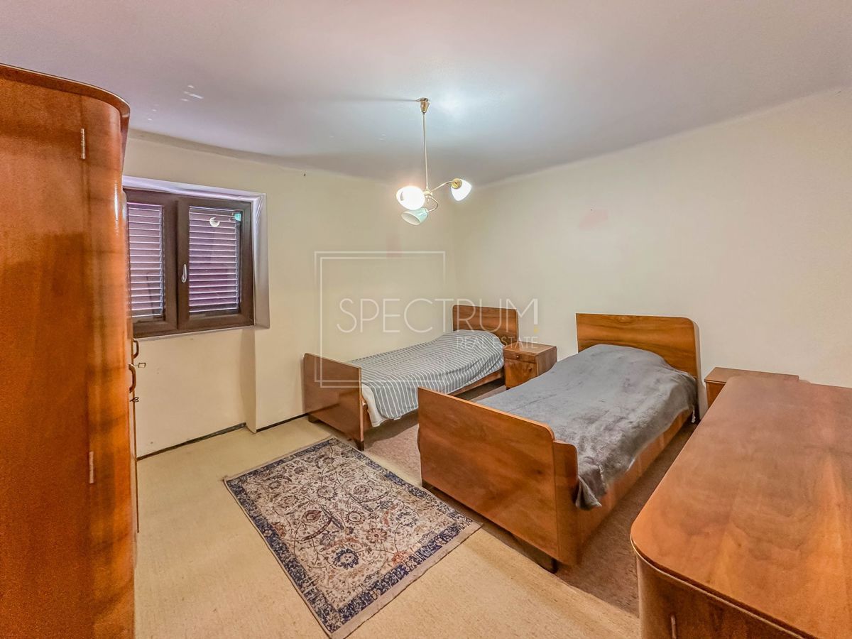 Območje Brtonigle, kamnita hiša z vrtom