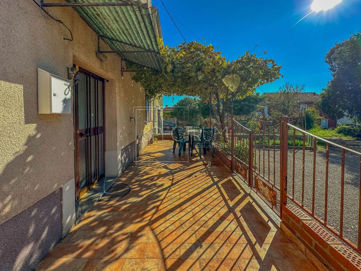 Območje Brtonigle, kamnita hiša z vrtom