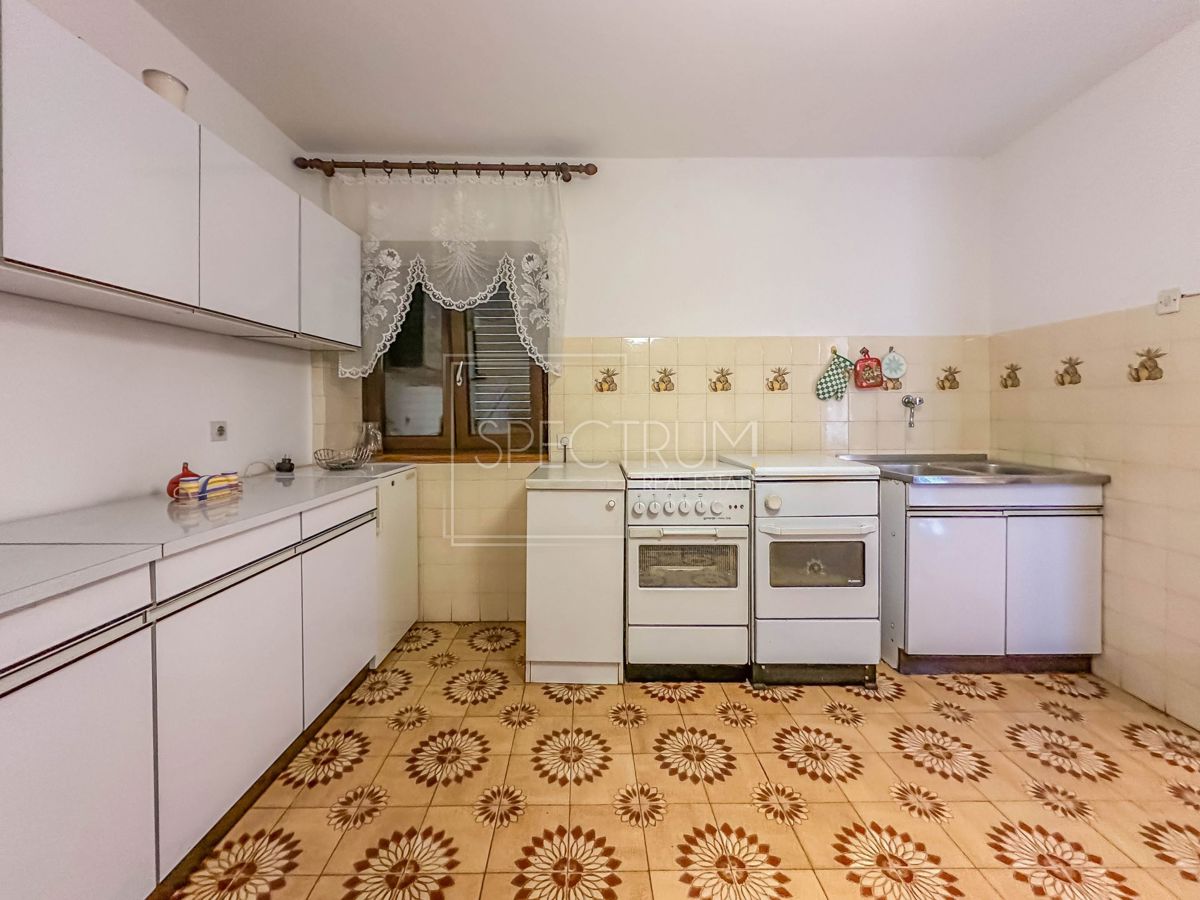 Območje Brtonigle, kamnita hiša z vrtom