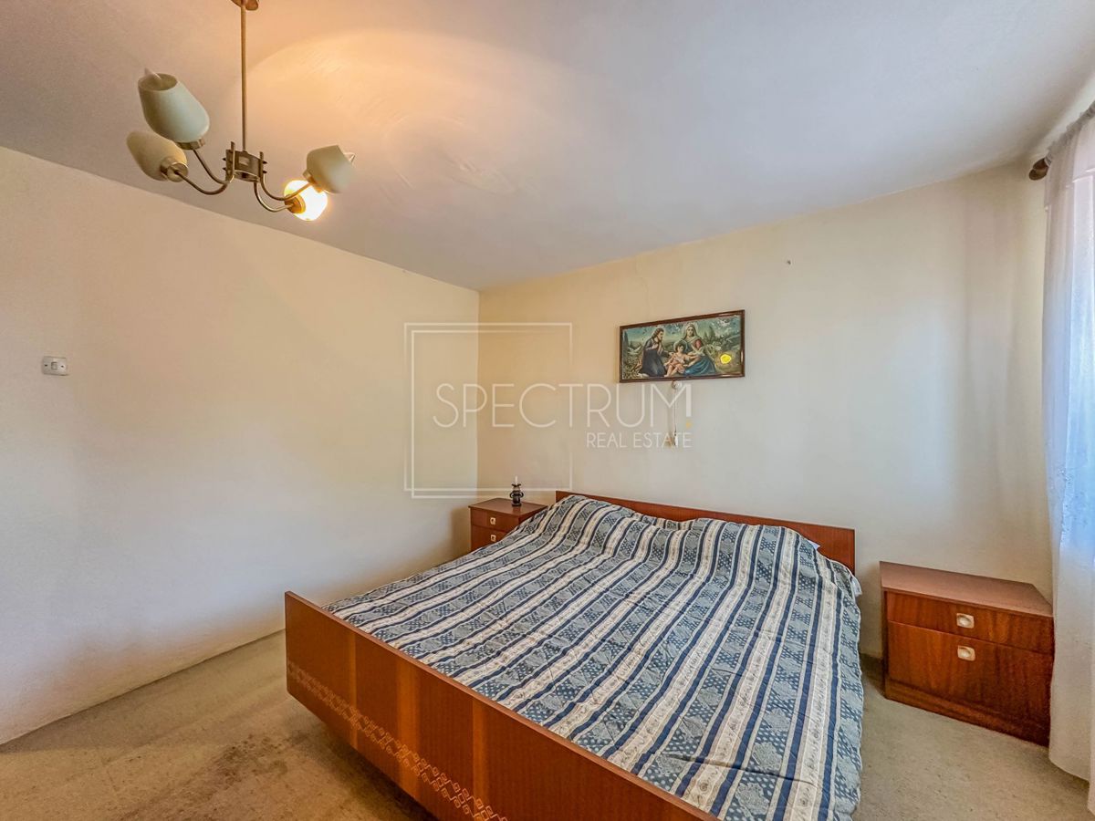 Območje Brtonigle, kamnita hiša z vrtom