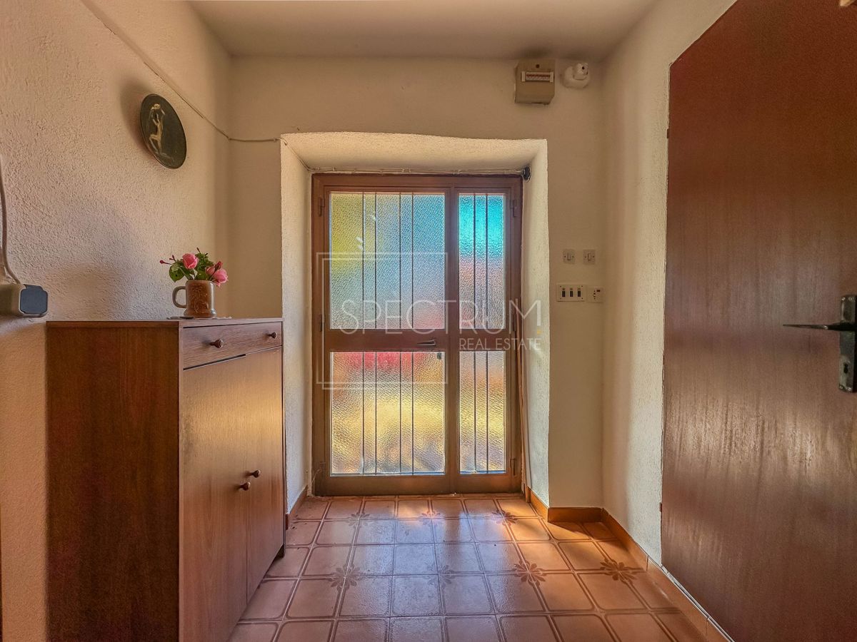 Območje Brtonigle, kamnita hiša z vrtom