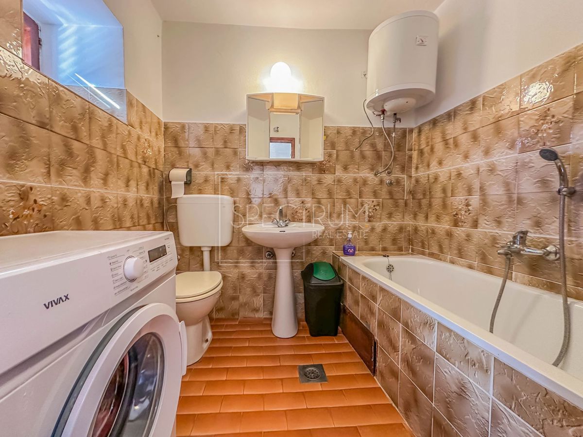 Območje Brtonigle, kamnita hiša z vrtom