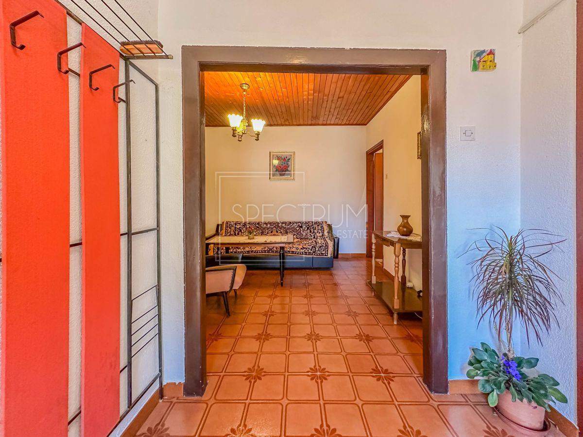 Območje Brtonigle, kamnita hiša z vrtom