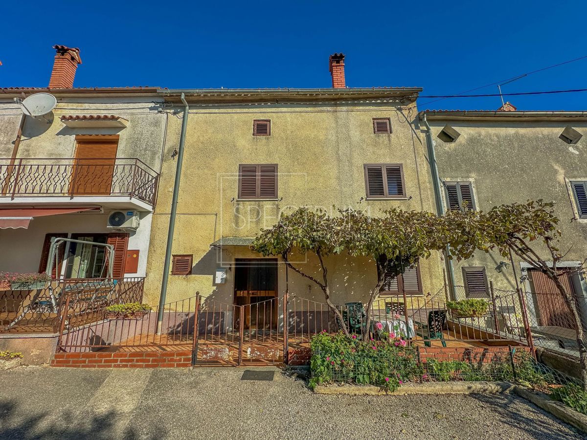 Območje Brtonigle, kamnita hiša z vrtom