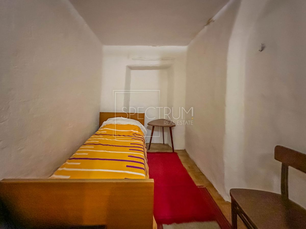 Območje Brtonigle, kamnita hiša z vrtom