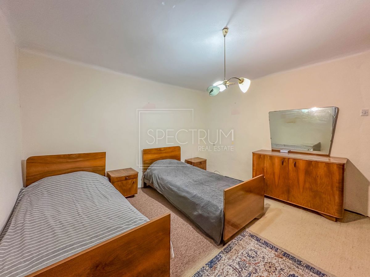 Območje Brtonigle, kamnita hiša z vrtom