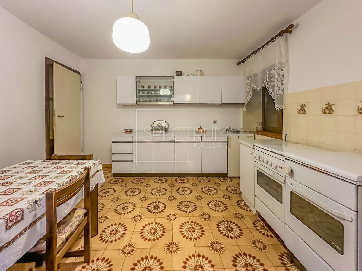 Območje Brtonigle, kamnita hiša z vrtom