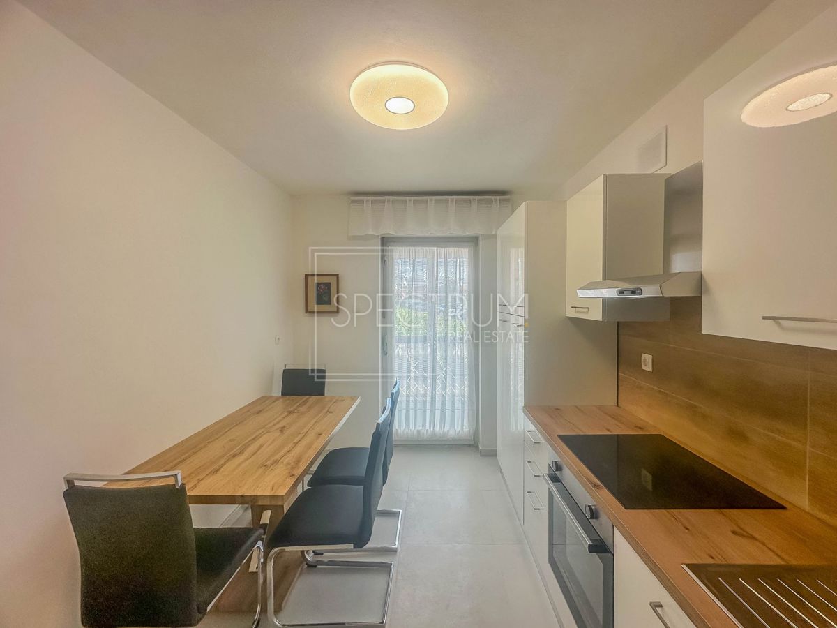 Umag, prenovljeno stanovanje v centru blizu plaže!