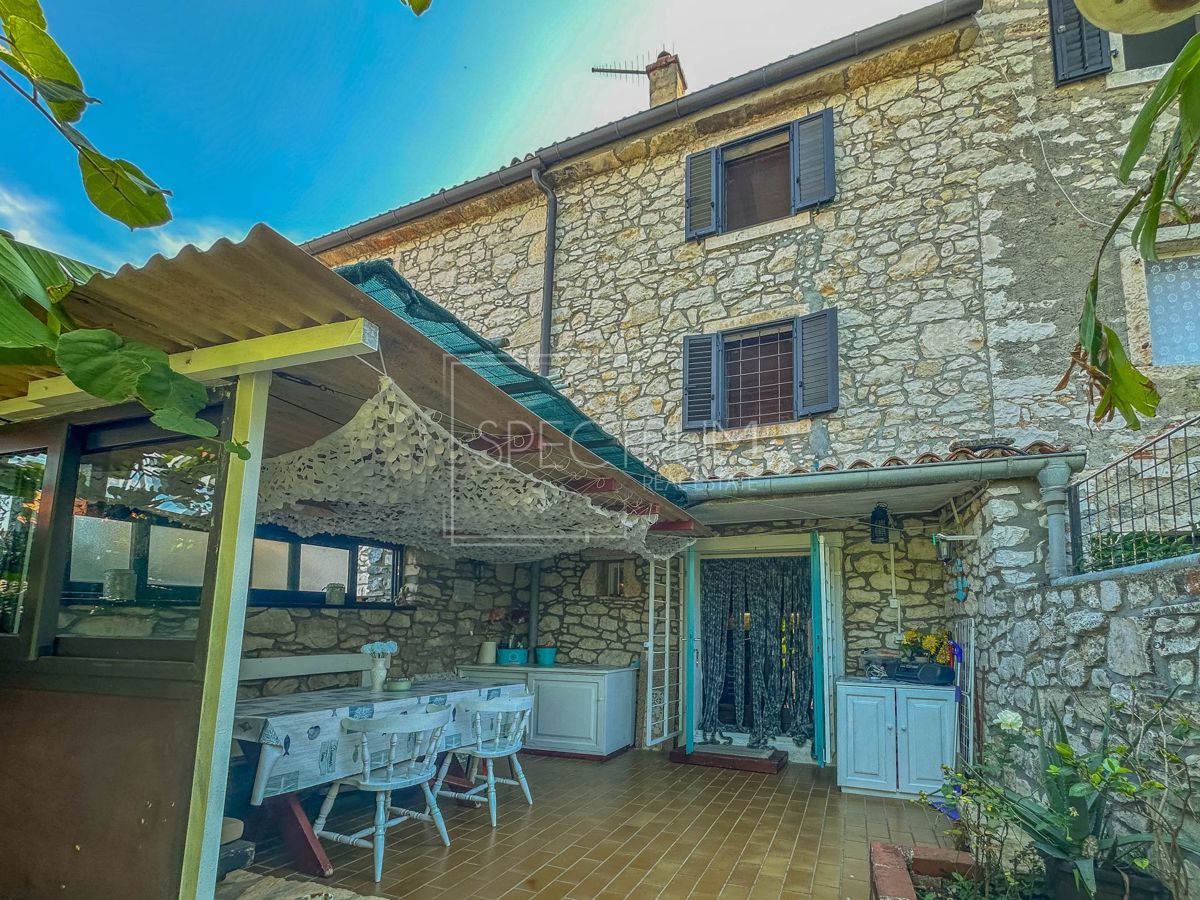 Brtonigla, kamnita hiša z garažo in pogledom na morje