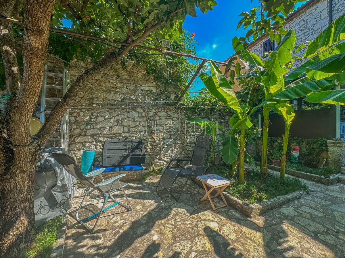 Brtonigla, kamnita hiša z garažo in pogledom na morje