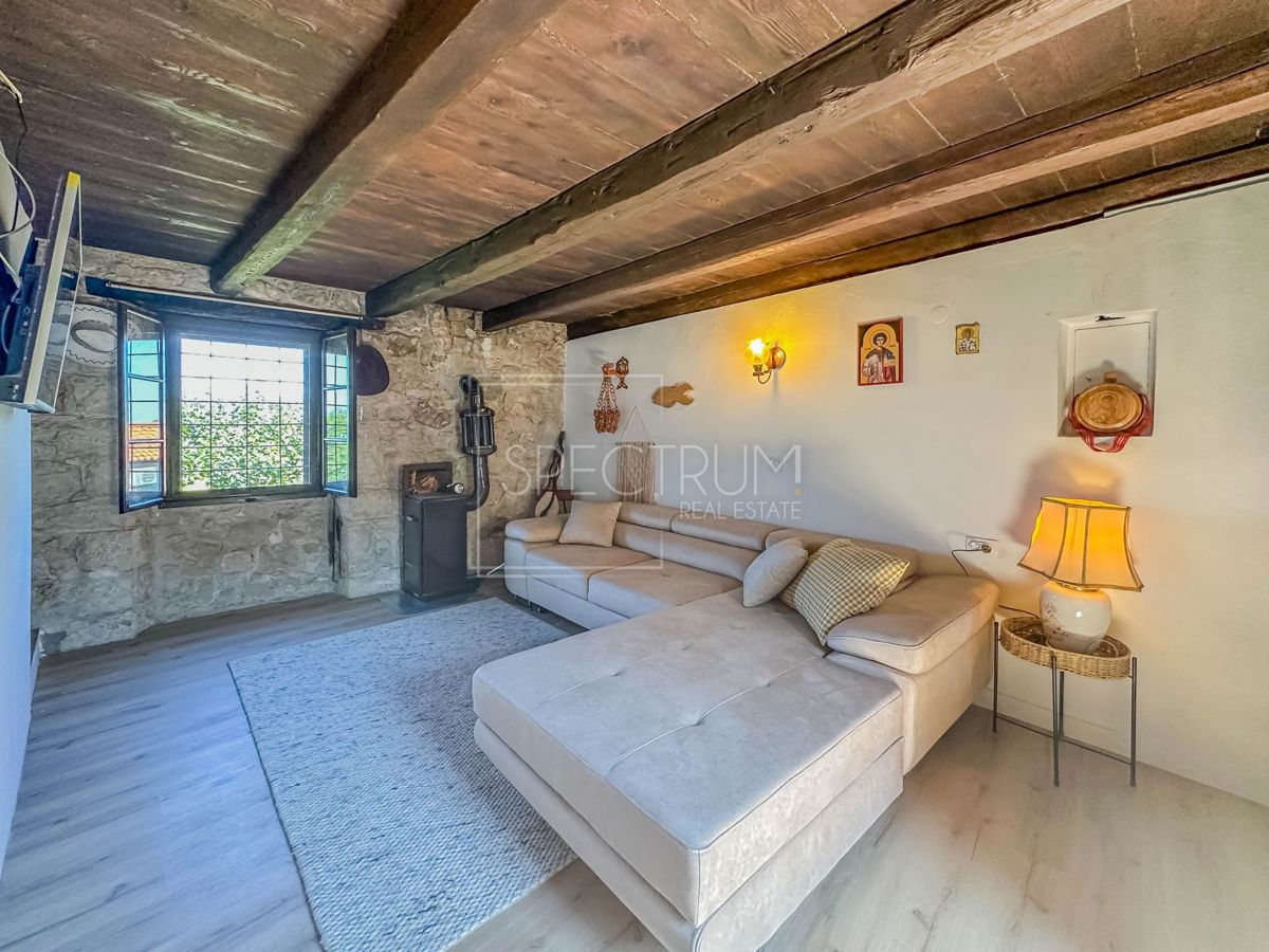 Brtonigla, kamnita hiša z garažo in pogledom na morje