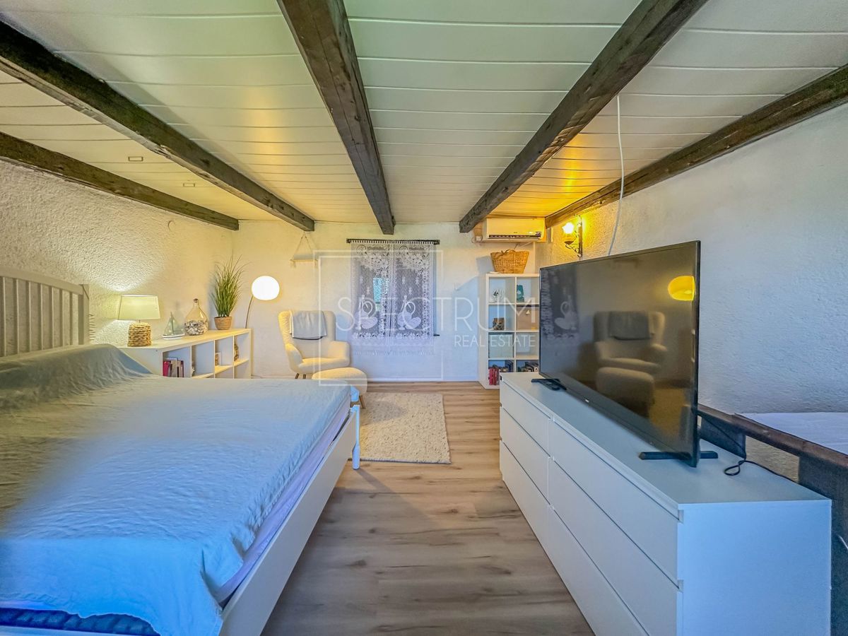 Brtonigla, kamnita hiša z garažo in pogledom na morje