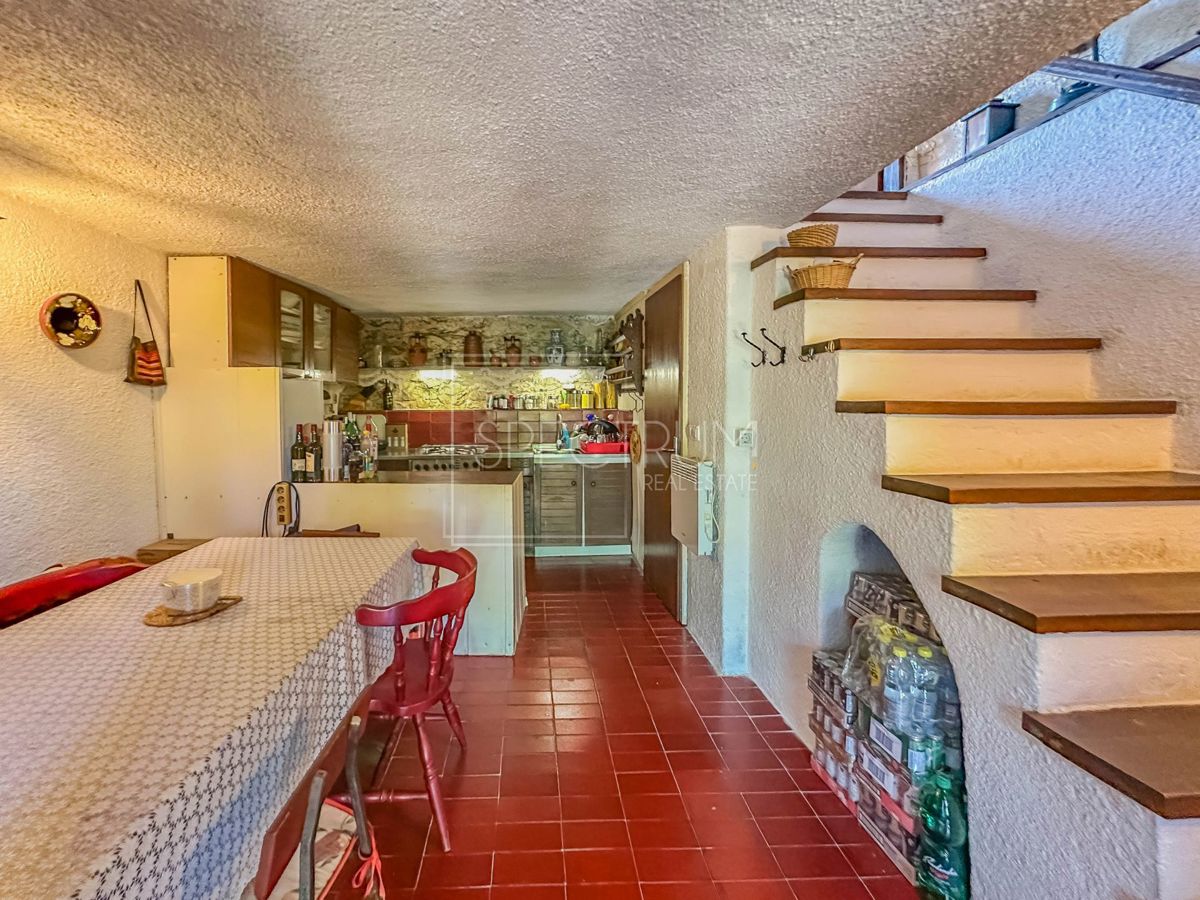 Brtonigla, kamnita hiša z garažo in pogledom na morje