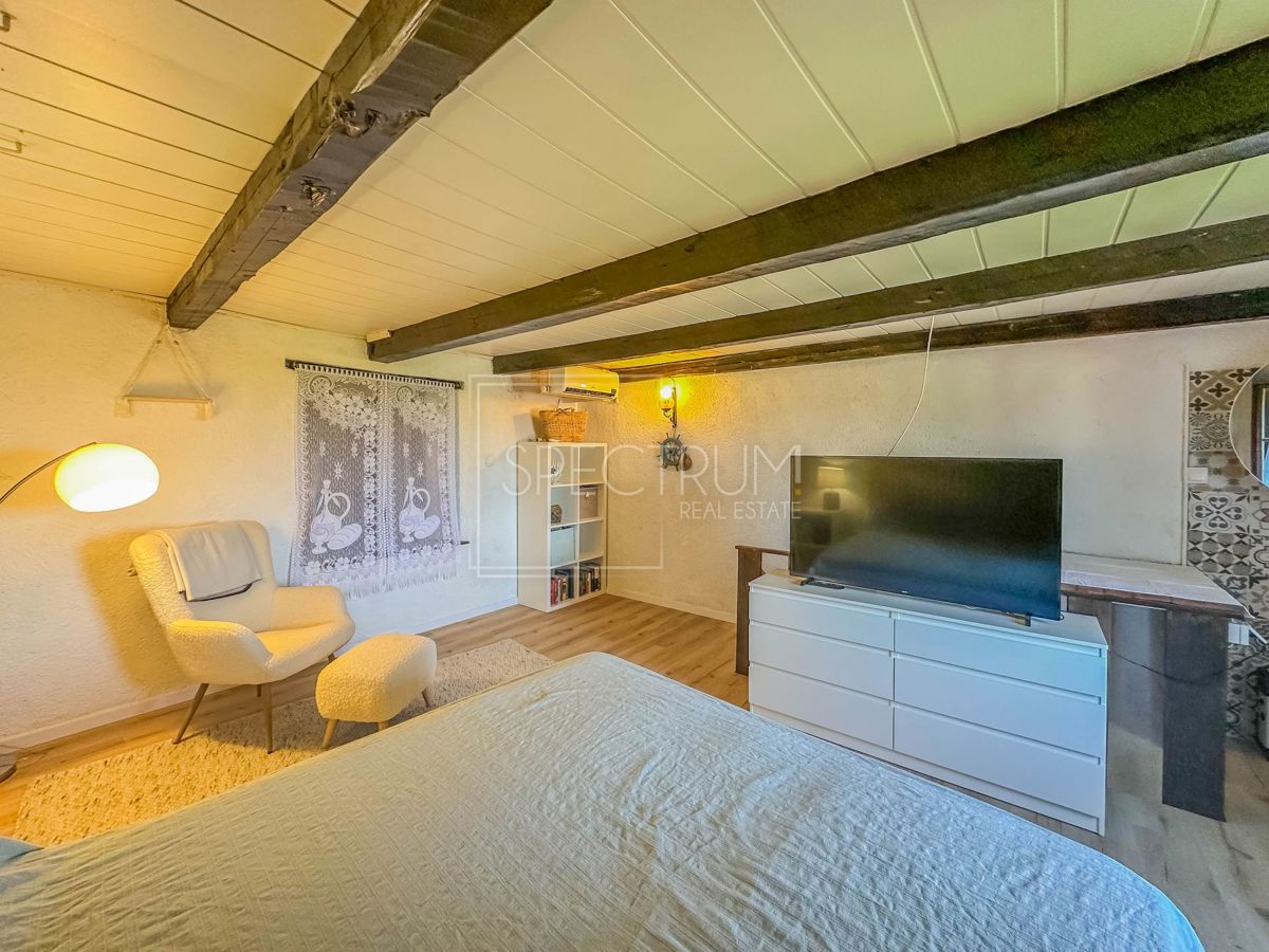 Brtonigla, kamnita hiša z garažo in pogledom na morje