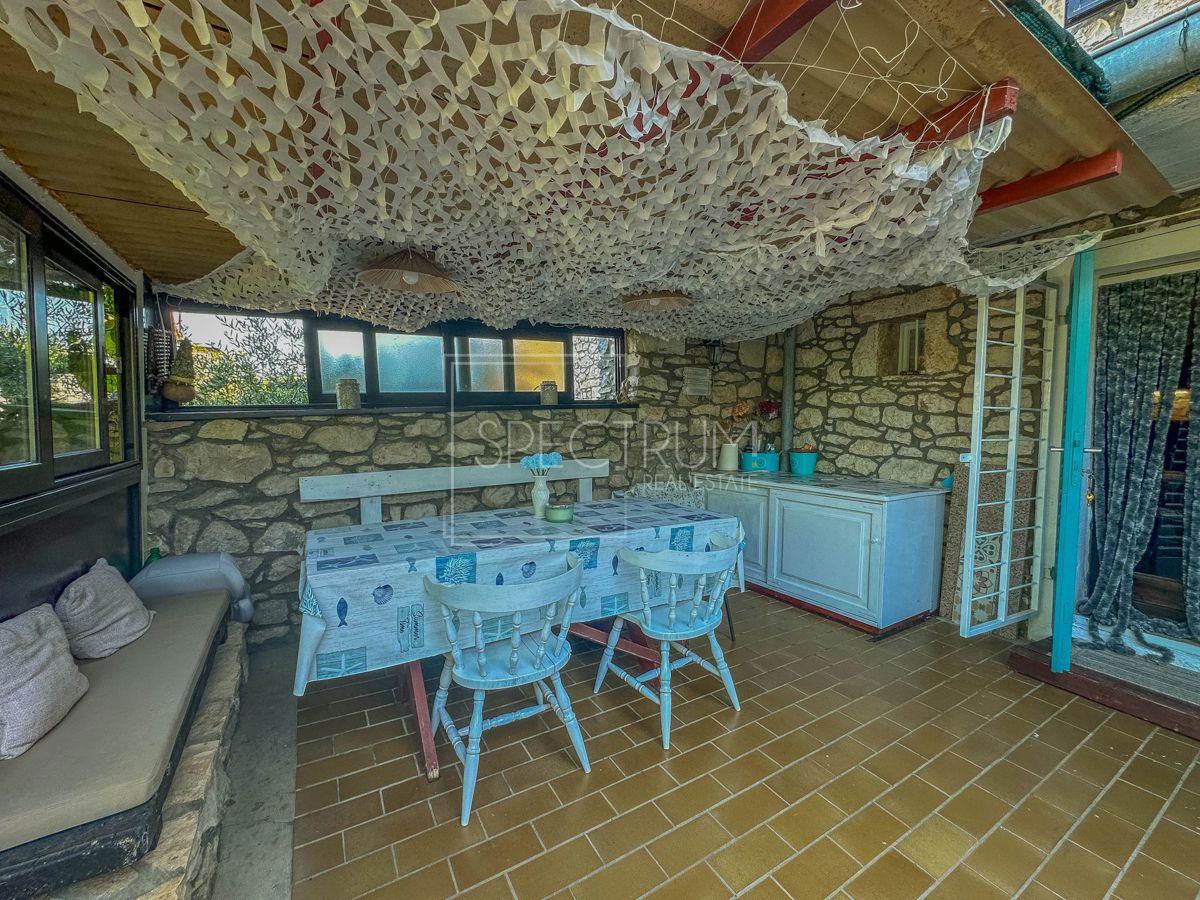 Brtonigla, kamnita hiša z garažo in pogledom na morje