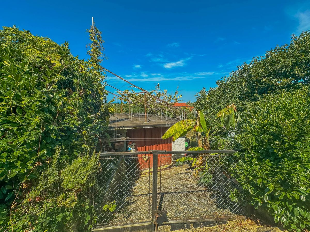 Brtonigla, kamnita hiša z garažo in pogledom na morje