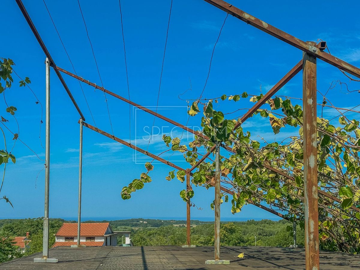 Brtonigla, kamnita hiša z garažo in pogledom na morje