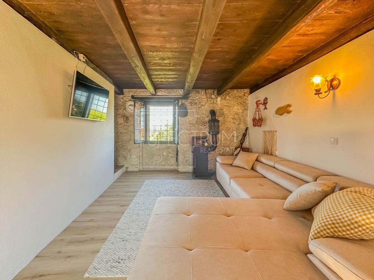 Brtonigla, kamnita hiša z garažo in pogledom na morje