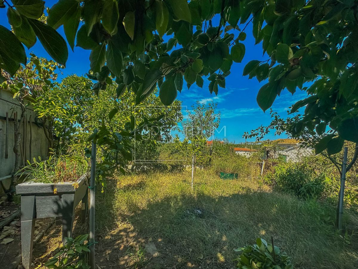 Brtonigla, kamnita hiša z garažo in pogledom na morje