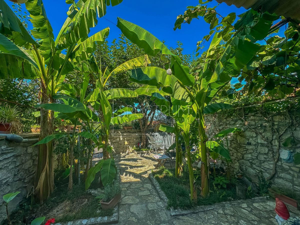 Brtonigla, kamnita hiša z garažo in pogledom na morje