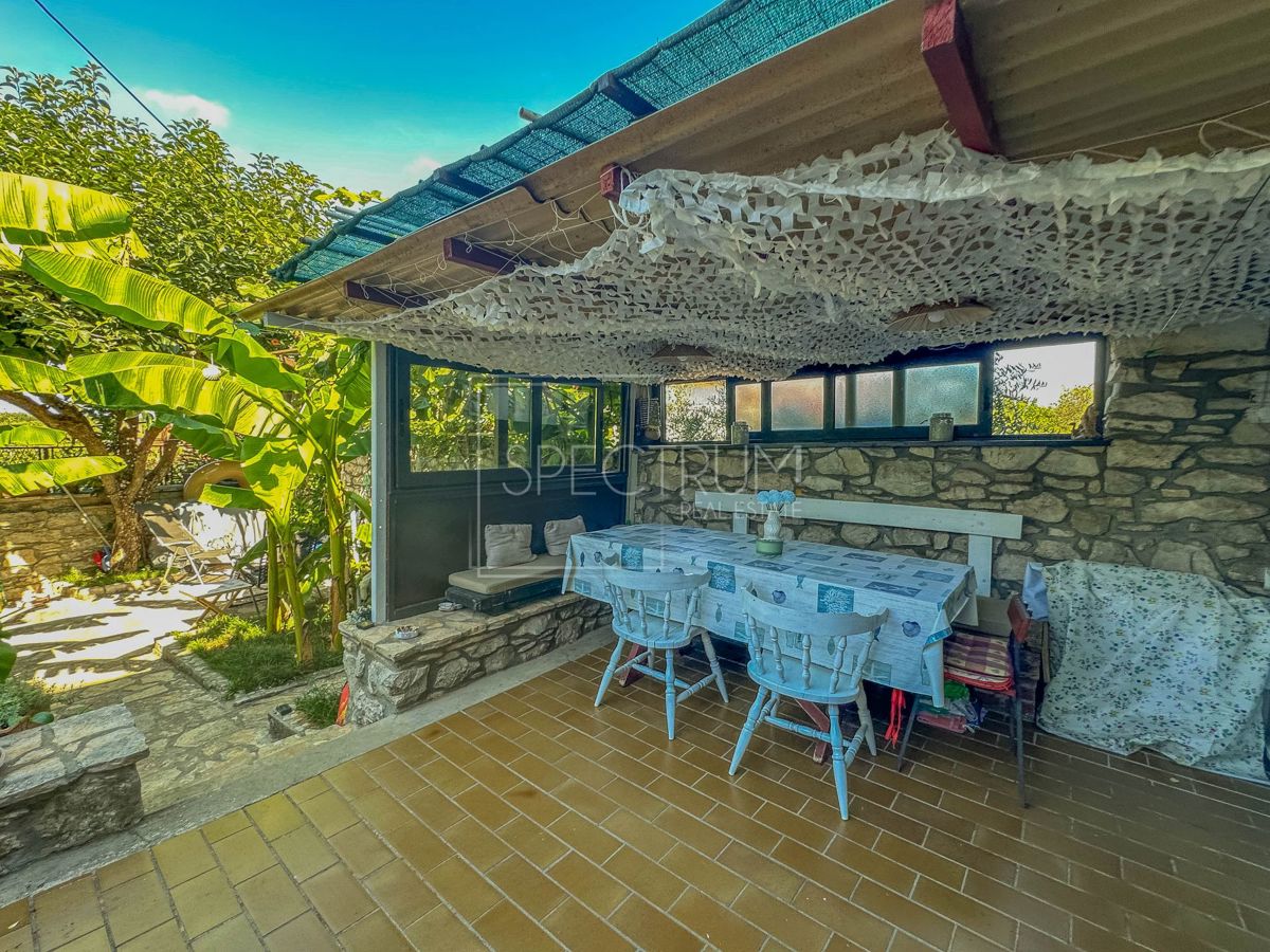 Brtonigla, kamnita hiša z garažo in pogledom na morje