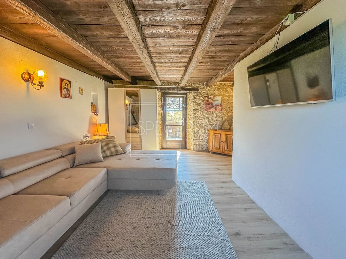 Brtonigla, kamnita hiša z garažo in pogledom na morje